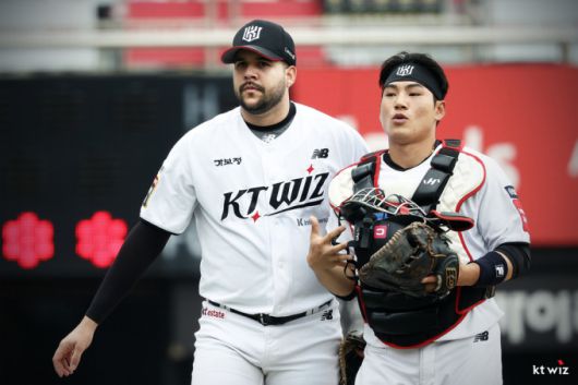 [서울=뉴스핌] kt의 외국인 선발 투수 엔마누엘 헤이수스가 6일 NC와의 경기에서 선발 투수로 나서 포수 강현우와 대화하고 있다. [사진 = kt] 2025.05.06 wcn05002@newspim.com