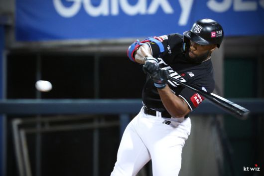 [서울=뉴스핌] kt의 외국인 타자 멜 로하스 주니어가 13일 삼성과의 경기에서 타격하고 있다.  [사진 = kt] 2025.05.13 wcn05002@newspim.com