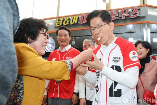 [진주=뉴스핌] 최지환 기자 = 김문수 국민의힘 대선 후보가 14일 경남 진주시 중앙시장을 찾아 음식을 시식하고 있다. 2025.05.14 choipix16@newspim.com