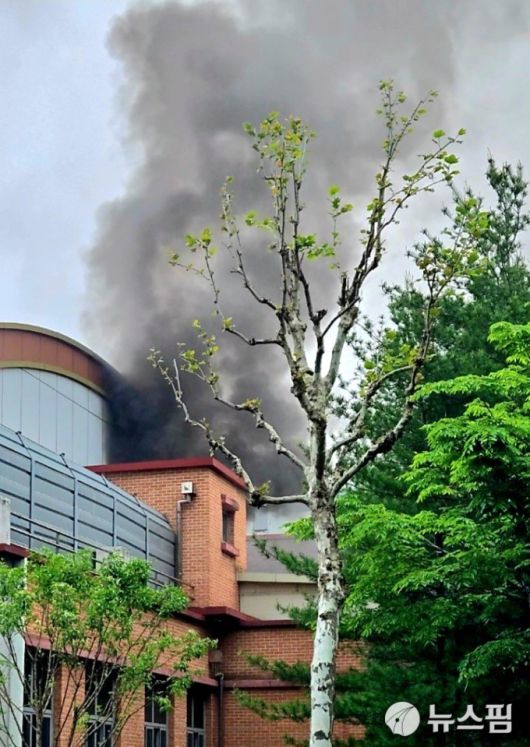 [성남=뉴스핌] 정종일 기자 = 경기 성남시 분당구 분당도 소재 대진고등학교 급식실에서 15일 오후 1시42분쯤 화재가 발생해 검은 연기가 오르고 있다.2025.05.15 observer0021@newspim.com