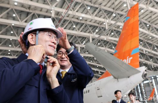 [사천=뉴스핌] 최지환 기자 = 김문수 국민의힘 대선 후보가 14일 경남 사천시 항공정비업체인 한국항공서비스(KAEMS)를 방문해 안전모를 착용하고 있다. 2025.05.14 choipix16@newspim.com