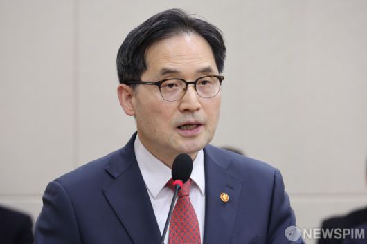 [서울=뉴스핌] 이형석 기자 = 한기정 공정거래위원장이 12일 오후 서울 여의도 국회에서 열린 정무위원회 전체회의에서 예산안 제안설명을 하고 있다. 2024.11.12 leehs@newspim.com