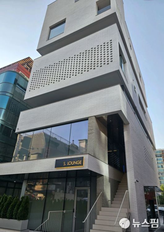 [서울=뉴스핌] 송현도 기자 = 삼성물산은 별도 압구정TF를 꾸리고 지난 6일 압구정 아파트 맞은편에 프라이빗 라운지 '압구정 S.Lounge'를 개관했다. 삼성물산은 해당 홍보관을 통해 비단 2구역 뿐 아니라 재건축이 이뤄지는 압구정 전체 구역에 대한 장기적인 홍보 전략을 구사할 계획이다. 2025.05.14 dosong@newspim.com