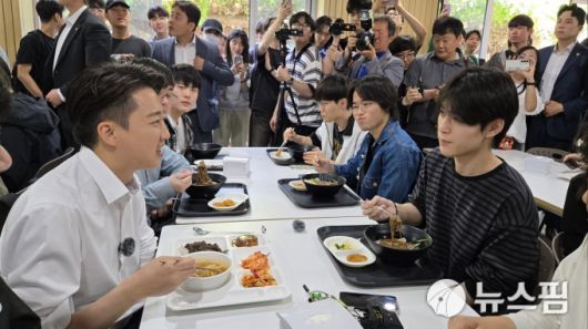 [부산=뉴스핌] 신정인 기자 = 이 후보가 14일 부산 금정구 부산대학교 학생식당에서 진행된 '학식먹자 이준석' 행사에서 학생들과 식사 하며 대화를 나누고 있다. 2025.05.14 allpass@newspim.com