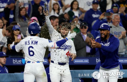 [로스앤젤레스 로이터=뉴스핌] 장환수 스포츠전문기자= LA 다저스 김혜성(왼쪽)이 15일 애슬레틱스와 홈경기에서 5회 동점 솔로 홈런을 날린 뒤 앤디 파헤스(44번), 테오스카 에르난데스의 축하를 받고 있다. 2025.05.15 zangpabo@newspim.com