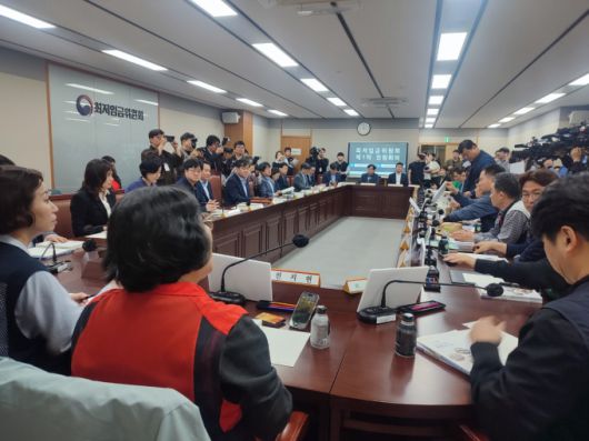 22일 정부세종청사에서 내년 최저임금 수준을 결정하는 최저임금위원회 제1차 전원회의가 열렸다. [사진=한국노총] 2025.04.22 sheep@newspim.com