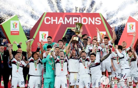 [로마 로이터 =뉴스핌] 박상욱 기자 = 볼로냐 선수들이 15일 코파 이탈리아 우승 세리머니를 하고 있다. 2025.5.15 psoq1337@newspim.com