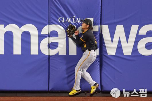 [뉴욕 로이터=뉴스핌] 장환수 스포츠전문기자= 피츠버그 중견수 배지환이 15일 뉴욕 메츠와 원정경기에서 9회 2사 후 마지막 타자 루이스앙헬 아쿠냐의 잘 맞은 타구를 펜스에 몸을 부딪히며 잡아내고 있다. 2025.05.15 zangpabo@newspim.com