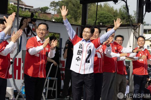 [밀양=뉴스핌] 최지환 기자 = 김문수 국민의힘 대선후보가 14일 오후 경남 밀양시 중앙로에서 열린 선거유세에서 손을 들어 인사하고 있다. 2025.05.14 choipix16@newspim.com