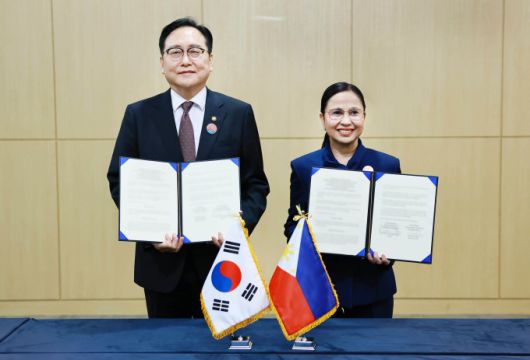 정인교 산업통상자원부 통상교섭본부장(왼쪽)과 마리아 크리스타나 로케(Maria Cristina Aldeguer-Roque) 필리핀 통상산업부 장관이 14일 오후 제주 서귀포시 제주국제컨벤션센터(ICC)에서 열린 '2025 APEC 통상장관회의'를 계기로 '한-필리핀 무역·경제 및 에너지 협력을 위한 MOU 서명식'을 갖고 기념사진을 찍고 있다. [사진=산업통상자원부] 2025.05.15 dream@newspim.com