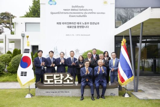 김동연 경기도지사는 15일 도담소에서 피팟 라차낏쁘라칸(Phiphat Ratchakitprakarn) 태국 노동부 장관과 만나 불확실성이 고조된 국제정세 속 경기도의 주요 무역 파트너이자 아세안의 중심인 태국과 협력 강화를 논의했다. [사진=경기도]