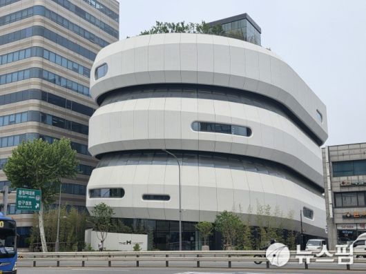 [서울=뉴스핌] 송현도 기자 = 현대건설이 운영 중인 '디에이치 갤러리'는 압구정역과 한 정거장 떨어진 신사역에 위치해 있다.  2025.05.14 dosong@newspim.com