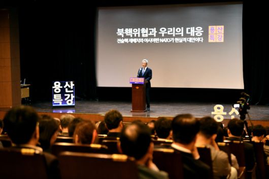 정몽준 아산정책연구원 명예이사장이 16일 오후 서울 용산 전쟁기념관에서 '북핵 위협과 우리의 대응' 주제의 전쟁기념사업회(회장 백승주) 초청 월례 '용산특강'을 하고 있다. [사진=전쟁기념사업회]