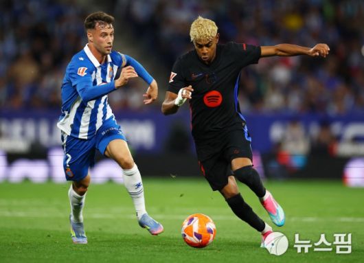 [바르셀로나 로이터 =뉴스핌] 박상욱 기자 = 야말이 16일 스페인 라리가 36라운드 에스파뇰과의 원정 경기에서 드리블하고 있다. 2025.5.16 psoq1337@newspim.com