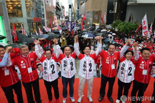 [청주=뉴스핌] 최지환 기자 = 김문수 국민의힘 대선 후보가 16일 오후 충북 청주시 올리브영 청주타운점 앞에서 집중유세를 하며 지지를 호소하고 있다. 2025.05.16 choipix16@newspim.com