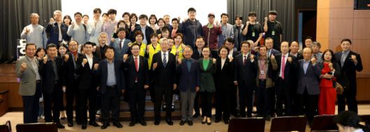 정몽준 아산정책연구원 명예이사장이 16일 오후 서울 용산 전쟁기념관에서 '북핵 위협과 우리의 대응' 주제의 전쟁기념사업회(회장 백승주) 초청 월례 '용산특강' 후 기념사진을 찍고 있다. [사진=전쟁기념사업회]