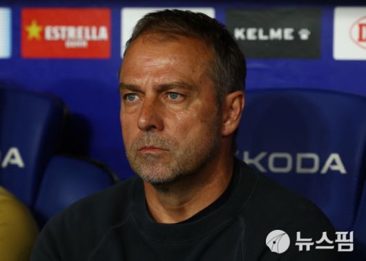 [바르셀로나 로이터 =뉴스핌] 박상욱 기자 = 한지 플리크 바르셀로나 감독이 16일 스페인 라리가 36라운드 에스파뇰과의 원정 경기를 지켜보고 있다. 2025.5.16 psoq1337@newspim.com
