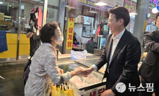 [천안=뉴스핌] 신정인 기자 = 이준석 개혁신당 대통령 후보가 16일 충남 천안중앙시장에서 시민과 만나 악수하고 있다. 2025.05.16 allpass@newspim.com