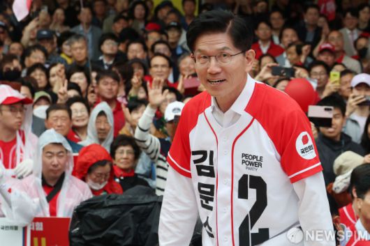 [청주=뉴스핌] 최지환 기자 = 김문수 국민의힘 대선 후보가 16일 오후 충북 청주시 올리브영 청주타운점 앞에 마련된 유세장에 집중유세를 위해 이동하고 있다. 2025.05.16 choipix16@newspim.com