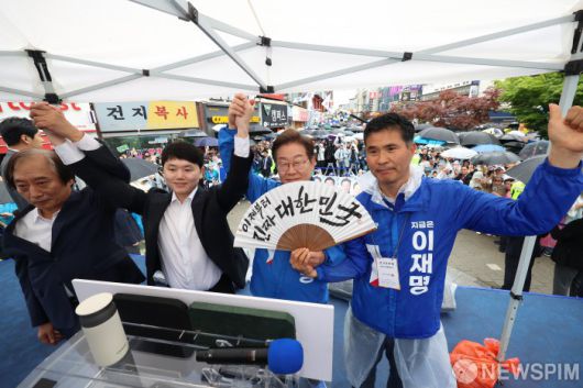 [전주=뉴스핌] 김학선 기자 = 이재명 더불어민주당 대선후보가 16일 오후 전북 전주시 전북대 후문앞에서 열린 집중유세에서 시민에게 받은 '이제부터 진짜 대한민국'이 적힌 부채를 들고 있다. 2025.05.16 yooksa@newspim.com