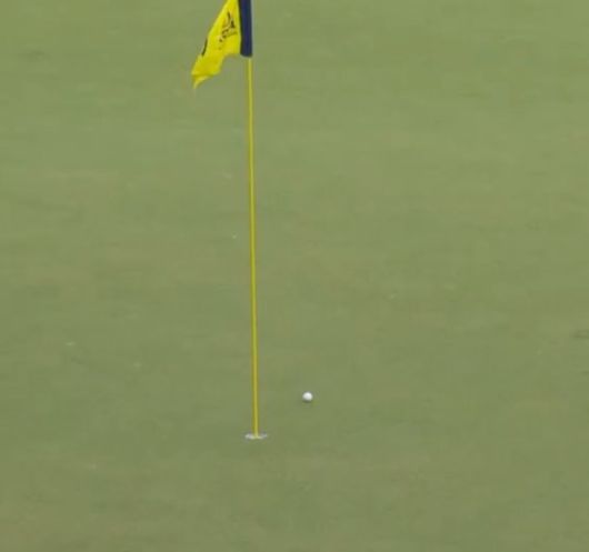 김시우가 17일 PGA 챔피언십 2라운드 16번홀에서 티샷한 공이 굴러 홀로 향하고 있다. [사진=PGA]