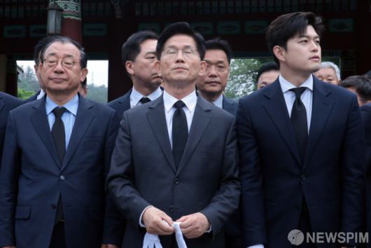 [광주=뉴스핌] 이길동 기자 = 김문수 국민의힘 대선 후보가 17일 오전  광주시 북구 국립 5.18 민주묘지에 광주전남촛불행동 회원들의 항의를 받으며 도착해 참배를 준비하며 눈을 감고 있다. 2025.05.17 gdlee@newspim.com