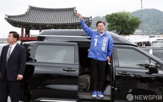 [나주=뉴스핌] 이형석 기자 = 이재명 더불어민주당 대선 후보가 17일 오전 전남 나주 금성관 앞 유세장에 도착하고 있다. 2025.05.17 leehs@newspim.com