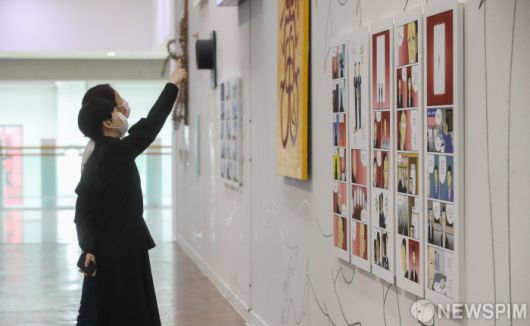 [서울=뉴스핌] 최상수 기자 = 17일 오전 서울 중구 서울시립미술관에서 '호민과 재환'전이 전시되고 있다. 2021.05.17 kilroy023@newspim.com