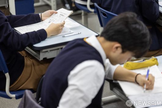 [서울=뉴스핌] 사진공동취재단 = 2025년 3월 전국연합 학력평가가 실시된 26일 오전 서울 금천구 금천고등학교에서 학생들이 시험 준비를 하고 있다. 2025.03.26 photo@newspim.com