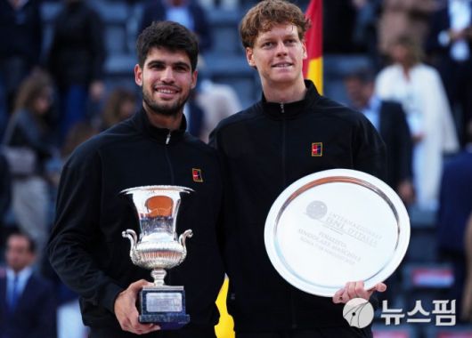 [로마 로이터 =뉴스핌] 박상욱 기자 = 알카라스(왼쪽)와 신네르가 18일 ATP 투어 마스터스 1000 BNL 이탈리아 인터내셔널 남자 단식 결승을 치른 뒤 시상식에서 포즈를 취하고 있다. 2025.5.18 psoq1337@newspim.com