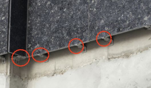 [서울=뉴스핌] 송현도 기자 = 외벽 석재 건식 시공에 결함이 있다는 의혹도 제기됐다. HDC현대산업개발 시공 구간(아이파크)에서는 석재 고정용 '꽂임촉(앵커핀)'이 누락된 채 조절판만으로 석재를 지탱하고 있고, 삼성물산 시공 구간(래미안)은 기계적 결합 없이 '에폭시' 접착제로 석재를 고정하고 있다는 주장이다. 사진은 조절판만으로 석재를 지탱하고 있다는 의혹 제기 사진. [사진 = 독자제공] 2025.05.16 dosong@newspim.com