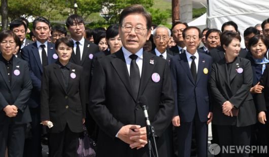 [광주=뉴스핌] 국회사진취재단 = 이재명 더불어민주당 대선 후보가 18일 광주 북구 국립5·18민주묘지에서 열린 '제45주기 5·18 민주화운동기념식'에 참석한 뒤 취재진 질의에 답하고 있다. 2025.05.18 photo@newspim.com