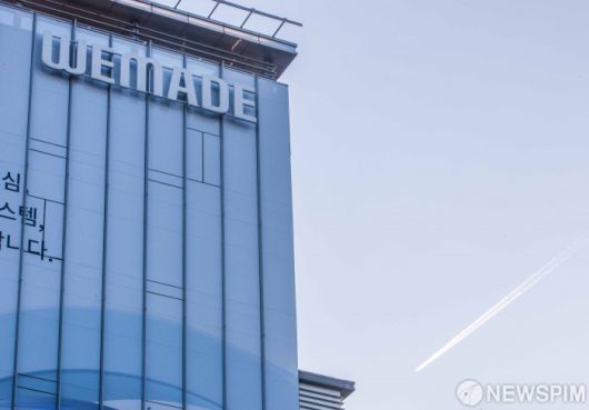 [성남=뉴스핌] 윤창빈 기자 = 위메이드가 자체 발행한 가상화폐인 위믹스에 대한 상장 폐지 결정이 부당하다며 낸 가처분 신청을 법원이 결국 기각하면서 위믹스는 8일(오늘) 오후 3시부터 거래 지원이 종료된다. 위메이드는 위믹스의 유통량을 공시했던 것보다 더 부풀린 혐의를 받는다. 위메이드는 당초 디지털자산 거래소 협의체인 닥사(DAXA)에 지난 10월말까지 2억4958만개의 위믹스를 발행하겠다고 공지했지만, 실제로는 7245만개를 더 유통한 것으로 드러났다. 사진은 이날 오전 경기 성남시 위메이드 본사의 모습. 2022.12.08 pangbin@newspim.com