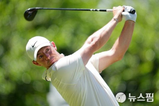 [샬럿 로이터 =뉴스핌] 박상욱 기자 = 매킬로이가 19일 PGA 챔피언십 최종일 14번홀에서 드라이버 티샷을 하고 있다. 2025.5.19 psoq1337@newspim.com