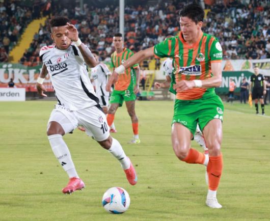 황의조(오른쪽)가 19일 튀르키예 쉬페르리그 36라운드 베식타시와의 홈경기에서 활약하고 있다. [사진=알라니아스포르 SNS]