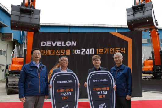 HD현대인프라코어의 차세대 신모델 굴착기가 글로벌 공개 이후 첫 고객에게 인도됐다. 오른쪽 첫번째부터 오승현 HD현대인프라코어 사장, 1호기 고객 이용철 청림환경 대표, 황의병 하나종합중기 대표, 문재영 HD현대인프라코어 건설기계사업본부장. [사진=HD현대인프라코어]