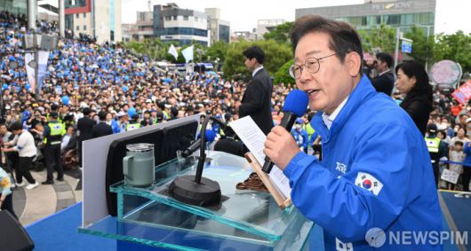 [광주=뉴스핌] 이형석 기자 = 이재명 더불어민주당 대선 후보가 17일 수많은 인파가 운집한 광주 서구 김대중컨벤션센터 광장에서 지지를 호소하고 있다. 2025.05.17 leehs@newspim.com