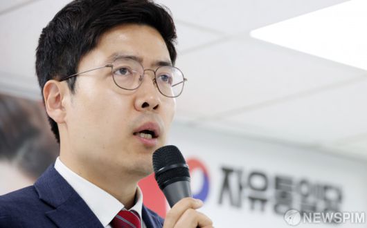 [서울=뉴스핌] 정일구 기자 = 구주와 자유통일당 대선 후보가 19일 오전 서울 여의도 당사에서 대선 후보 사퇴 기자회견을 하고 있다. 2025.05.19 mironj19@newspim.com