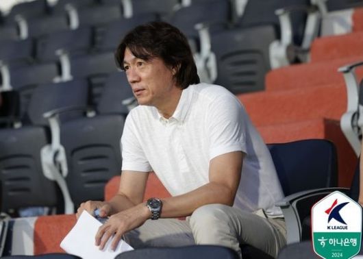 전북-안양전을 지켜보는 홍명보 감독. [사진=한국프로축구연맹]