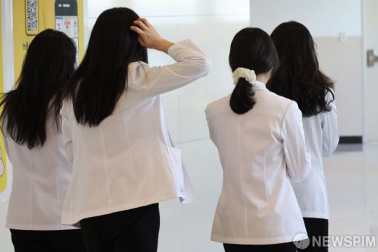 [서울=뉴스핌] 김학선 기자 = 정부가 복귀 움직임을 보이지 않고 있는 사직 전공의를 대상으로 추가 모집을 실시할 예정이다. 사진은 6일 서울시내 한 대학병원의 의료진 모습. 2025.02.06 yooksa@newspim.com