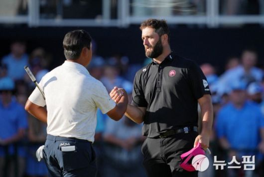 [샬럿 로이터 =뉴스핌] 박상욱 기자 = 김시우가 19일 PGA 챔피언십 최종일 18번홀을 마치고 욘 람과 악수하고 있다. 2025.5.19 psoq1337@newspim.com