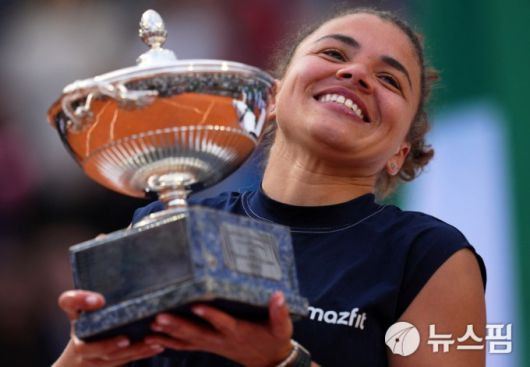 [로마 로이터 =뉴스핌] 박상욱 기자 = 파올리니가 17일 ATP 투어 마스터스 1000 BNL 이탈리아 인터내셔널 여자 단식 우승 트로피를 들고 기뻐하고 있다. 2025.5.18 psoq1337@newspim.com