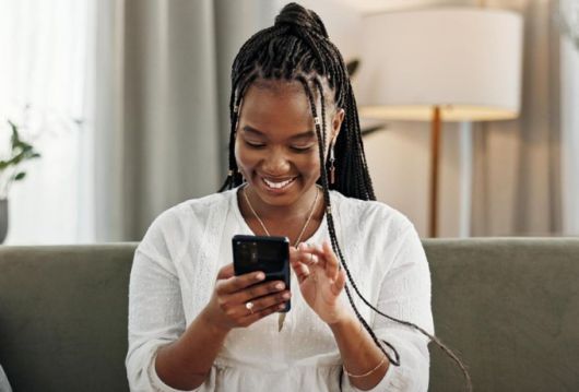 디로컬의 결제 서비스를 이용하는 소비자 [사진=업체 홈페이지]