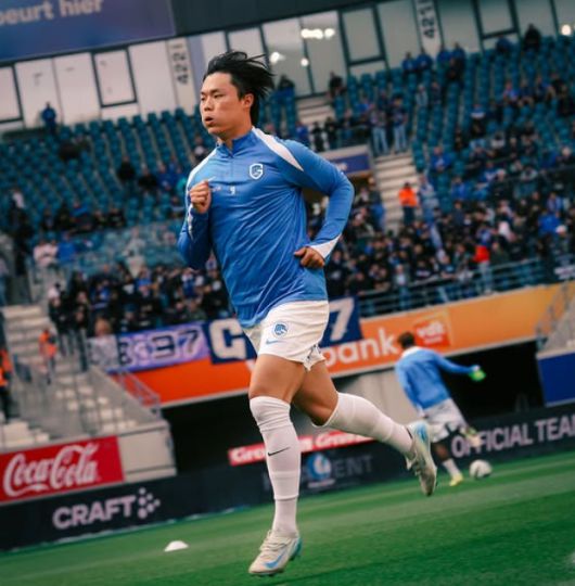 [서울=뉴스핌] 19일(한국시간) 헹크 오현규가 2024~2025 주필러리그 챔피언스 플레이오프(PO) 9라운드 헨트전을 앞두고 몸을 풀고 있다. [사진=헹크 인스타그램 캡처] 2025.05.19 thswlgh50@newspim.com