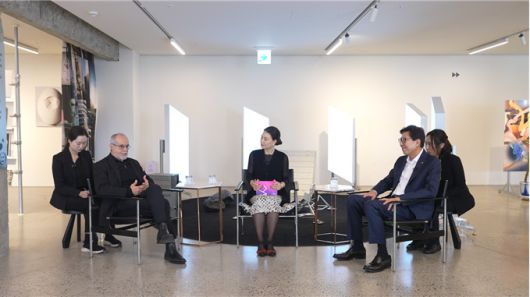 박형준 부산시장(오른쪽)과 15분도시 이론 창안자인 카를로스 모레노(Carlos Moreno) 교수과 환담을 나누고 있다. [사진=부산시] 2025.05.19