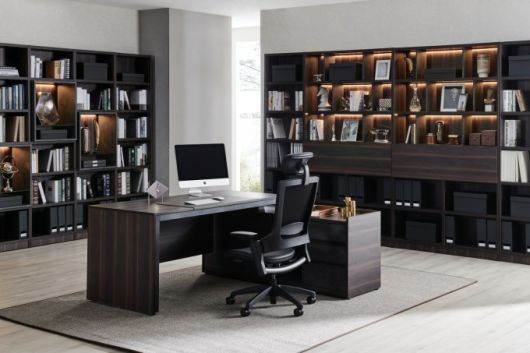 한샘이 오피스 인테리어, 가구 시장 진출을 선언하고 신성장 동력 확보와 사업 구조 다각화에 나선다. 사진은 한샘의 바흐 701 월넛 책상 세트 [사진=한샘]