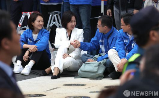 [서울=뉴스핌] 윤창빈 기자 = 이재명 더불어민주당 대선 후보 지지를 선언한 허은아 전 개혁신당 대표와 김상욱 민주당 의원이 19일 서울 영등포구 여의도 타임스퀘어 앞에서 열린 이 후보 유세에서 악수하고 있다. 2025.05.19 pangbin@newspim.com