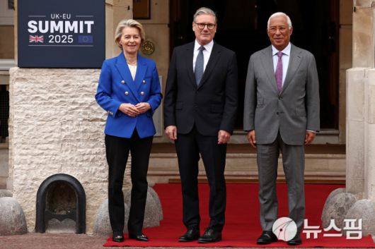 [런던 로이터=뉴스핌] 장일현 특파원 =  우르줄라 폰데어라이엔 유럽연합(EU) 집행위원장과 키어 스타머 영국 총리, 안토니오 코스타 EU 정상회의 상임의장이 19일(현지시간) 영국 런던 랭카스터 하우스에서 열린 정상회담에 앞서 취재진을 향해 포즈를 취하고 있다. 2025.05.19 ihjang67@newspim.com