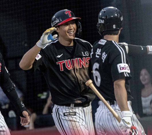 [서울=뉴스핌] 장환수 스포츠전문기자= LG 송찬의(왼쪽)가 20일 롯데와 사직경기에서 2회 만루홈런을 터뜨린 뒤 구본혁의 축하를 받고 있다. [사진=LG] 2025.05.20 zangpabo@newspim.com