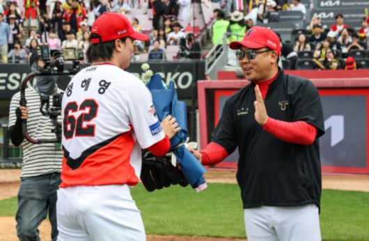 [서울=뉴스핌] KIA의 마무리 투수 정해영이 17일 광주 두산과의 더블헤더 1차전에서 구단 통산 최다 세이브 기록을 작성해 꽃다발을 받고 있다. [사진 = KIA]  2025.05.17 wcn05002@newspim.com